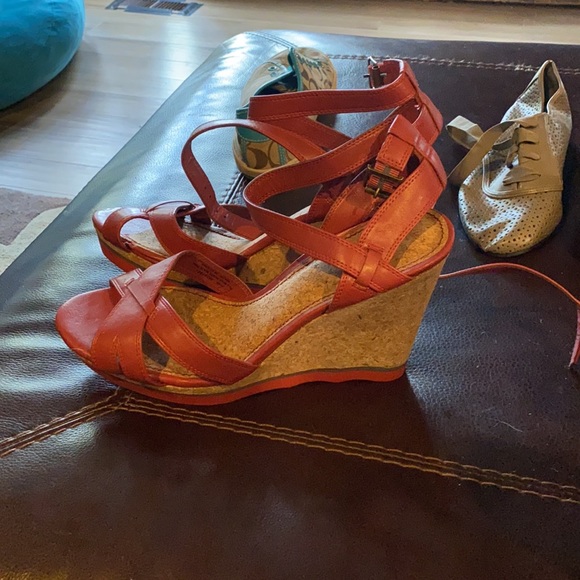 Red wedge - Picture 2 of 2